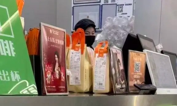 AI大战烧向奶茶店：小票围成两圈，苦等四小时